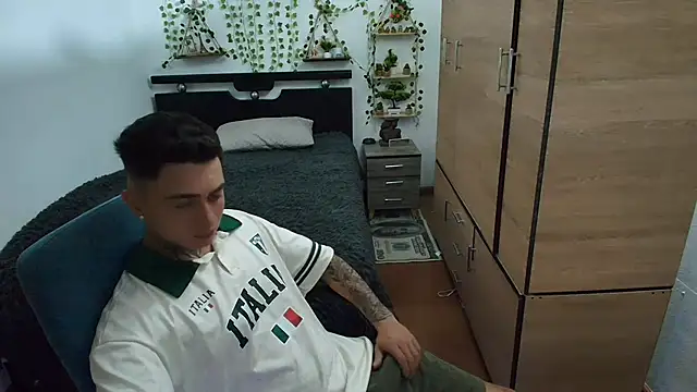 Snapshot of santii_ss chatting on April 15, 2026, 2:17 am santii ss online show from April 15, 2026, 2:17 am