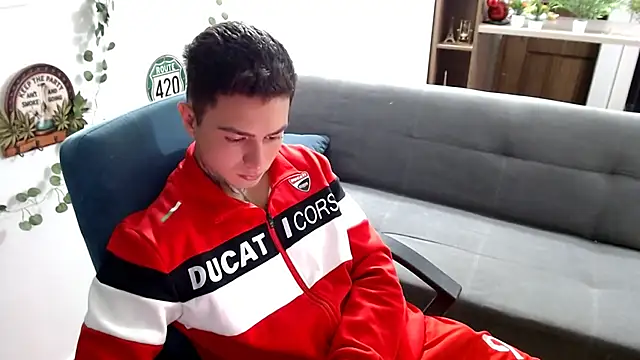 Snapshot of santii_ss chatting on April 3, 2026, 2:07 am santii ss online show from April 3, 2026, 2:07 am