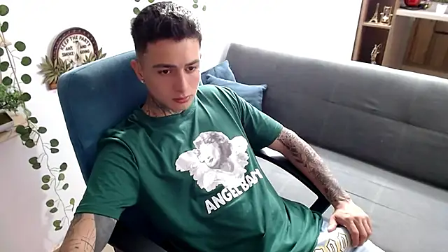 Snapshot of santii_ss chatting on March 20, 2026, 2:23 am santii ss online show from March 20, 2026, 2:23 am