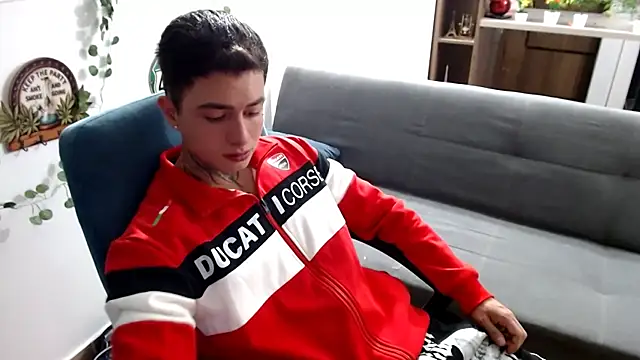 Snapshot of santii_ss chatting on April 6, 2026, 2:51 am santii ss online show from April 6, 2026, 2:51 am