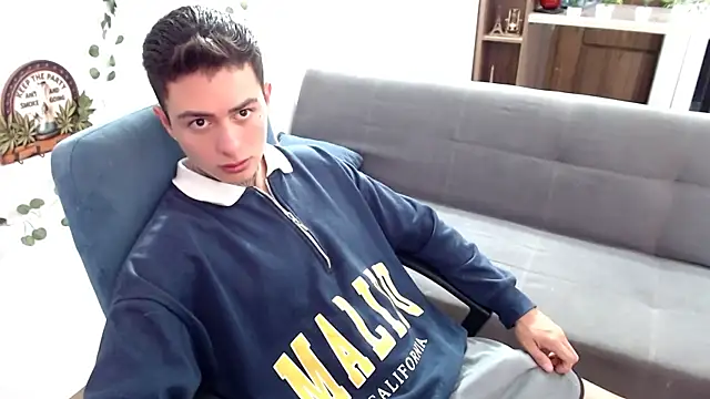 Snapshot of santii_ss chatting on April 4, 2026, 2:34 pm santii ss online show from April 4, 2026, 2:34 pm