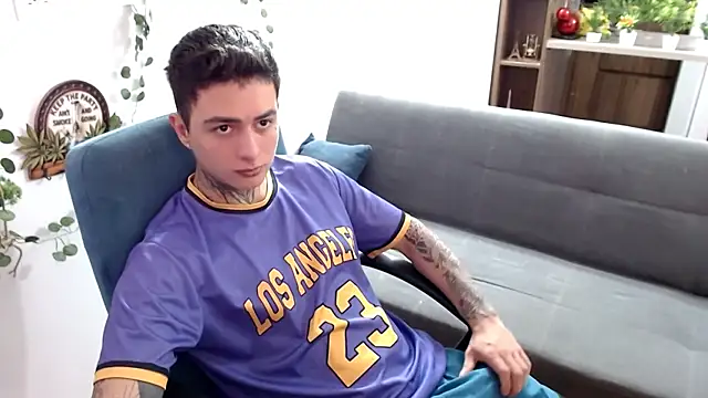 Snapshot of santii_ss chatting on April 8, 2026, 2:40 pm santii ss online show from April 8, 2026, 2:40 pm