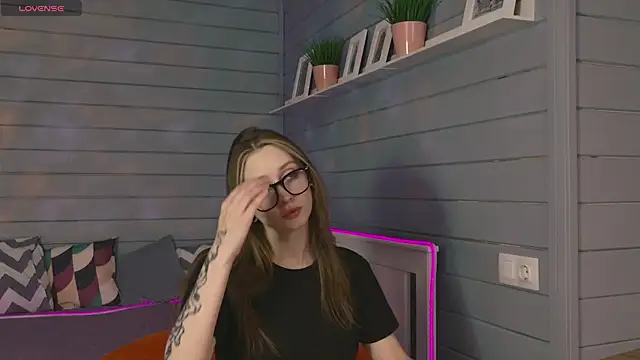 Vikki wyye online show from October 18, 2025, 5:42 am