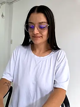 Coralinne   online show from April 4, 2026, 3:18 pm