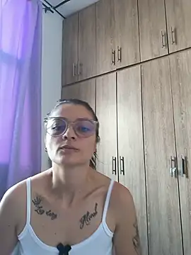 Snapshot of Coralinne__ chatting on July 3, 2026, 3:40 pm Coralinne online show from July 3, 2026, 3:40 pm