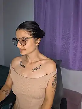 Snapshot of Coralinne__ chatting on June 30, 2026, 1:05 am Coralinne online show from June 30, 2026, 1:05 am