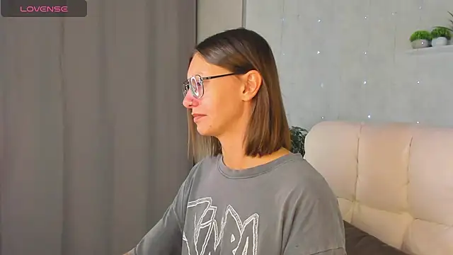 Snapshot of Elina_Gravess chatting on September 19, 2025, 12:03 am Elina Gravess online show from September 19, 2025, 12:03 am