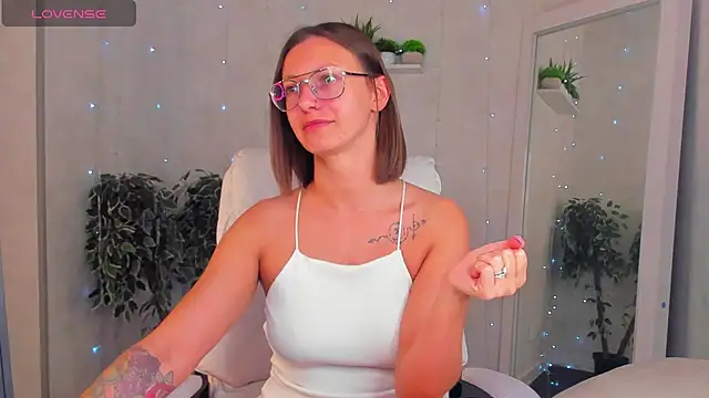 Snapshot of Elina_Gravess chatting on September 16, 2025, 12:00 am Elina Gravess online show from September 16, 2025, 12:00 am