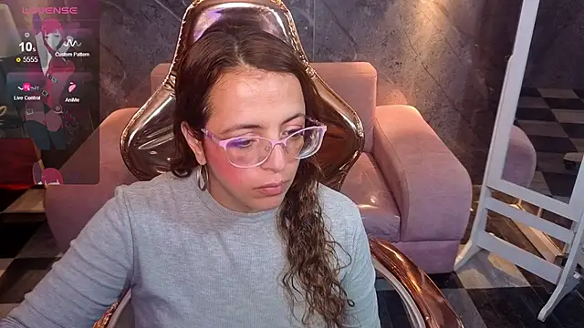 Snapshot of _Evoni_b chatting on November 4, 2025, 7:50 pm Evoni b online show from November 4, 2025, 7:50 pm