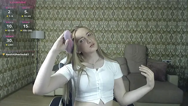 Snapshot of Vi_Luxy chatting on April 25, 2026, 2:03 am Vi Luxy online show from April 25, 2026, 2:03 am