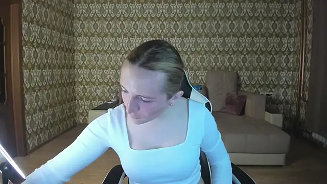 Snapshot of Vi_Luxy chatting on May 8, 2026, 2:04 am Vi Luxy online show from May 8, 2026, 2:04 am