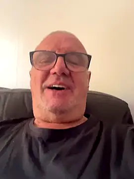 Snapshot of mke1874 chatting on October 18, 2025, 9:33 am mke1874 online show from October 18, 2025, 9:33 am