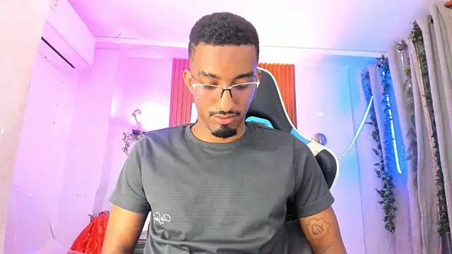 Snapshot of Darwin_mayo chatting on October 28, 2025, 5:34 pm Darwin mayo online show from October 28, 2025, 5:34 pm