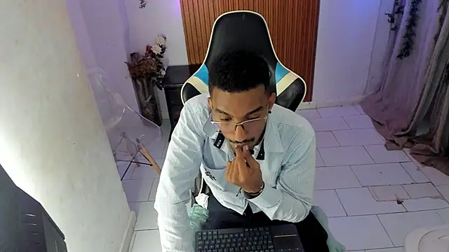 Snapshot of Darwin_mayo chatting on November 7, 2025, 5:17 pm Darwin mayo online show from November 7, 2025, 5:17 pm