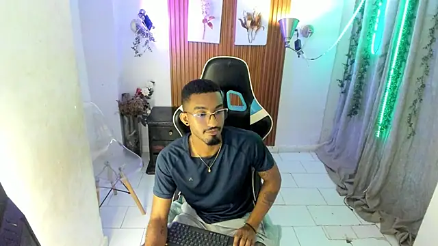 Snapshot of Darwin_mayo chatting on November 8, 2025, 6:00 pm Darwin mayo online show from November 8, 2025, 6:00 pm