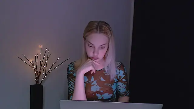 Lia noo regrets online show from December 22, 2025, 5:35 pm