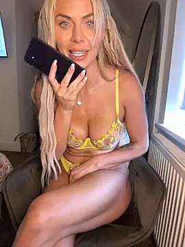 Snapshot of goddessbarbiexo chatting on September 12, 2025, 9:09 am goddessbarbiexo online show from September 12, 2025, 9:09 am