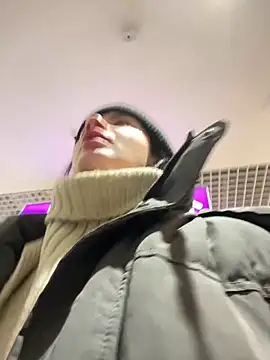 Snapshot of MiraReach chatting on November 18, 2025, 3:32 am MiraReach online show from November 18, 2025, 3:32 am