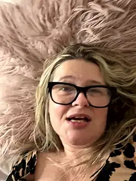 Snapshot of SuzieSub chatting on February 1, 2026, 1:26 am SuzieSub online show from February 1, 2026, 1:26 am