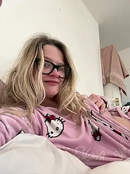 SuzieSub online show from April 27, 2026, 8:23 am