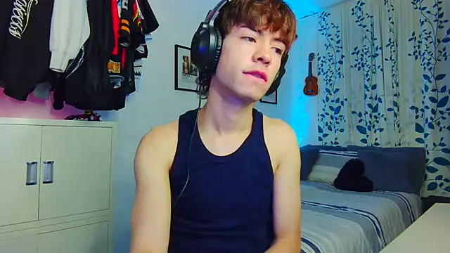 Snapshot of Tonerii chatting on September 10, 2025, 2:21 am Tonerii online show from September 10, 2025, 2:21 am