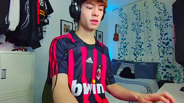 Snapshot of Tonerii chatting on September 11, 2025, 12:21 am Tonerii online show from September 11, 2025, 12:21 am