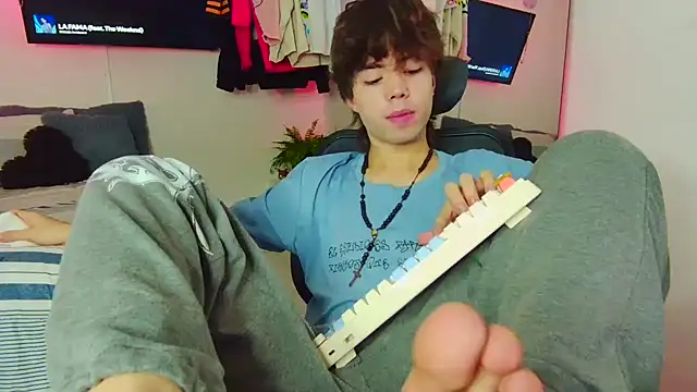 Snapshot of Tonerii chatting on October 11, 2025, 6:09 pm Tonerii online show from October 11, 2025, 6:09 pm