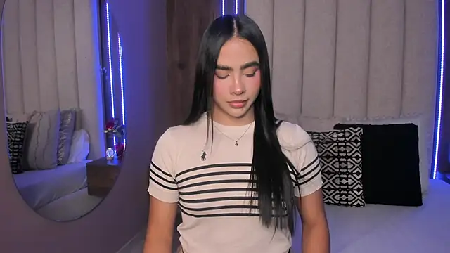 Snapshot of LucySalvatore_ chatting on February 23, 2026, 9:37 pm LucySalvatore online show from February 23, 2026, 9:37 pm