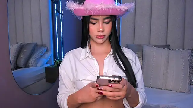 LucySalvatore  online show from October 31, 2025, 3:19 pm