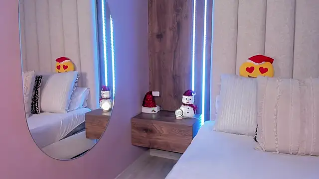 Snapshot of LucySalvatore_ chatting on December 19, 2025, 5:04 pm LucySalvatore online show from December 19, 2025, 5:04 pm