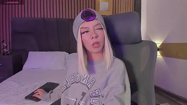 CleoWhite online show from September 26, 2025, 4:30 am