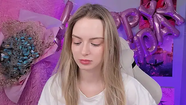 Snapshot of JuliaBrewwer chatting on September 25, 2025, 12:00 pm JuliaBrewwer online show from September 25, 2025, 12:00 pm