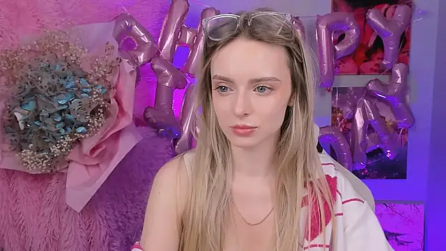 Snapshot of JuliaBrewwer chatting on September 13, 2025, 12:05 pm JuliaBrewwer online show from September 13, 2025, 12:05 pm