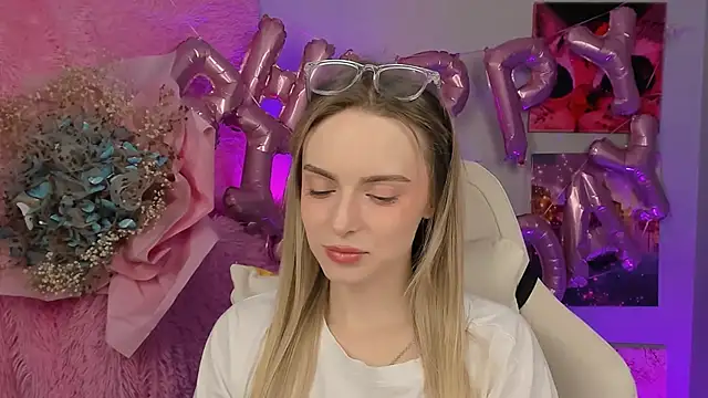 Snapshot of JuliaBrewwer chatting on September 18, 2025, 2:20 pm JuliaBrewwer online show from September 18, 2025, 2:20 pm