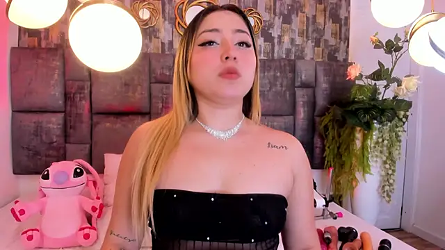 Snapshot of PatyLawrence chatting on November 18, 2025, 3:21 am PatyLawrence online show from November 18, 2025, 3:21 am