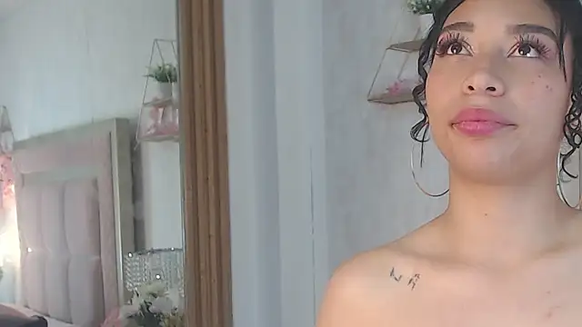 Snapshot of SofiaWhites chatting on April 14, 2026, 3:50 pm SofiaWhites online show from April 14, 2026, 3:50 pm