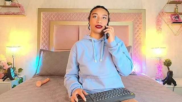 Snapshot of SofiaWhites chatting on April 13, 2026, 3:43 am SofiaWhites online show from April 13, 2026, 3:43 am