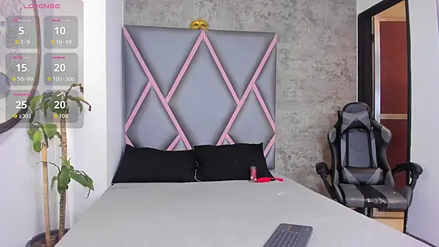 Snapshot of Quee_Sophine chatting on December 16, 2025, 7:29 pm Quee Sophine online show from December 16, 2025, 7:29 pm