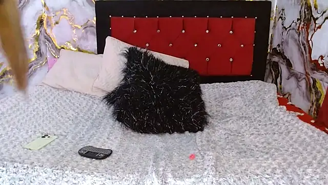 scarlethcooper99 online show from April 7, 2026, 10:22 pm