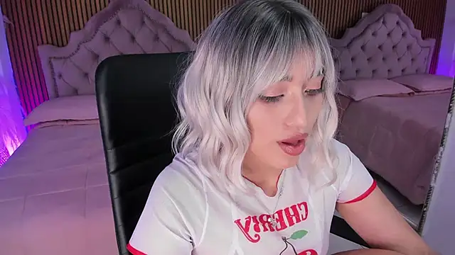 Starbutterflyy  online show from April 5, 2026, 5:14 am