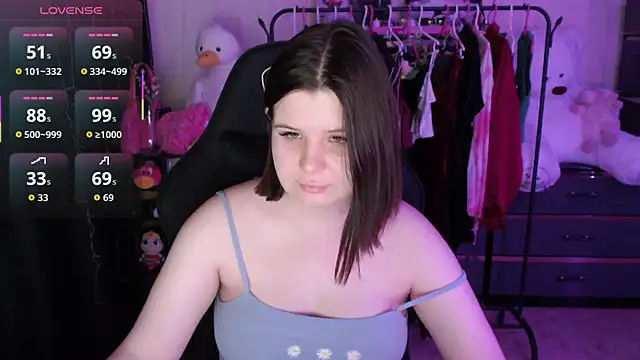 AmyVibess online show from April 6, 2026, 8:10 pm
