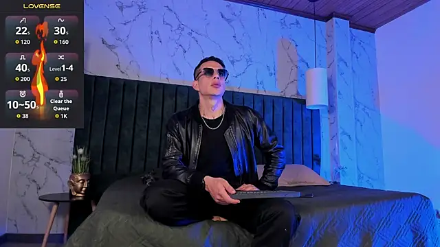 Snapshot of Dustin_Sonne chatting on November 4, 2025, 3:32 am Dustin Sonne online show from November 4, 2025, 3:32 am