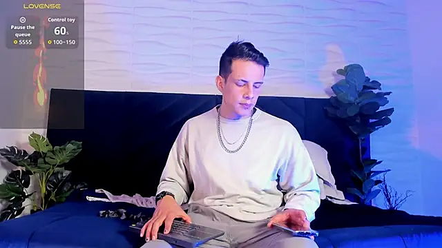 Snapshot of Dustin_Sonne chatting on November 18, 2025, 4:05 am Dustin Sonne online show from November 18, 2025, 4:05 am