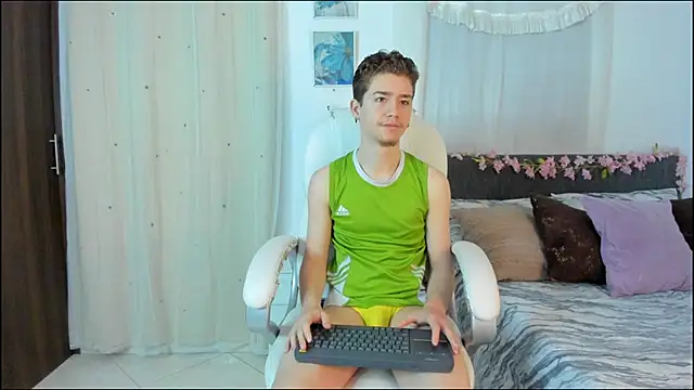 ThiagooJames online show from December 2, 2025, 1:28 am