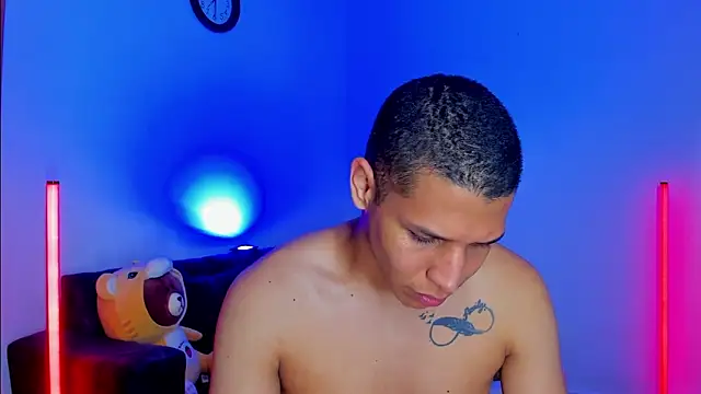 Snapshot of Latin_Boyss_ chatting on October 15, 2025, 6:27 pm Latin Boyss  online show from October 15, 2025, 6:27 pm