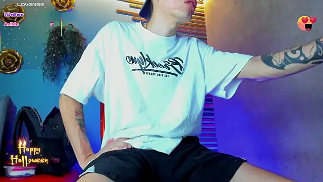 Snapshot of david_huge chatting on October 22, 2025, 1:43 pm david huge online show from October 22, 2025, 1:43 pm