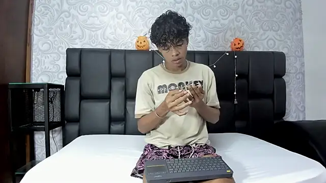 Snapshot of MilthonDelis chatting on October 31, 2025, 11:33 pm MilthonDelis online show from October 31, 2025, 11:33 pm