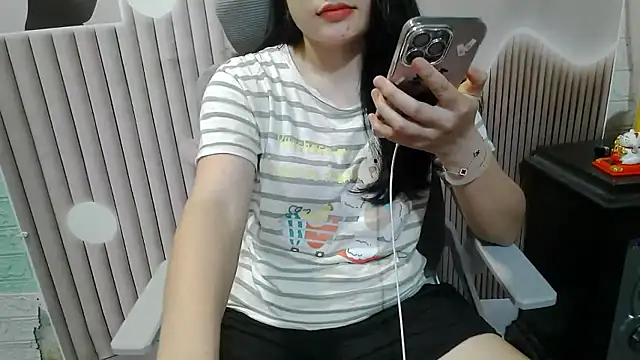 Snapshot of Emachiii chatting on September 28, 2025, 4:30 am Emachiii online show from September 28, 2025, 4:30 am