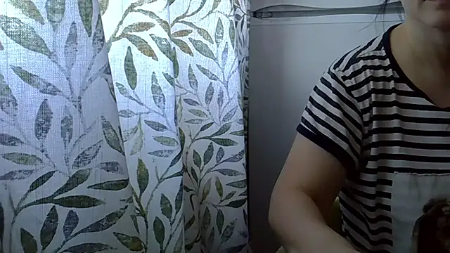 Snapshot of Krystal_82 chatting on April 9, 2026, 6:30 am Krystal 82 online show from April 9, 2026, 6:30 am