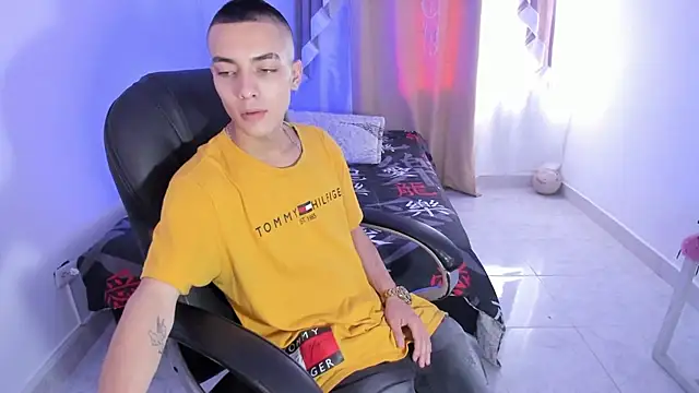 Dereck Boy8 online show from November 24, 2025, 7:47 pm